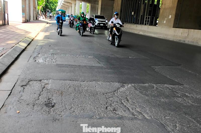 Trên trục đường từ Cầu Giấy đi Nhổn (công trường thi dự án đường sắt đô thị Nhổn - ga Hà Nội trước đây), sau nhiều lần hoàn trả theo hình thức vá víu, mặt đường trục đường này nhiều đoạn như "tấm áo vá" chằng chịt, cao thấp khác nhau.