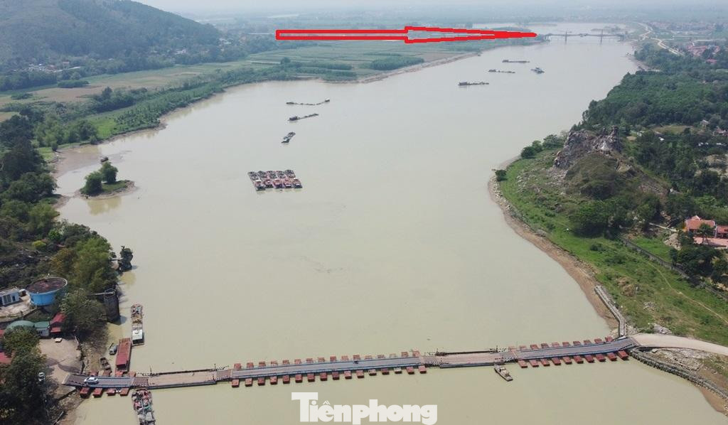 Thực tế khó khăn về đi lại cũng như những nguy cơ tai nạn sông nước tại cầu phao Vồm sắp được xóa bỏ khi đường cao tốc Bắc - Nam vượt qua sông Chu tại khu vực cầu phao Vồm được xây cầu bê tông cốt thép vĩnh cửu (đường thẳng màu đỏ).