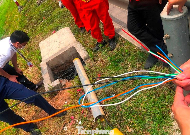 Dây quang tuyến cao tốc Hà Nội - Hải Phòng được kết hợp bởi nhiều dây được cấu tạo bằng sợi dây thủy tinh, mỗi dây chức năng dây được sơn màu khác nhau. Sau khi mở nắp hộp kỹ thuật ra kiểm tra, rút dây bị đứt ra kết nối lại, trong chiều qua và sáng nay, đại diện VIDIFI đã hoàn thành việc khắc phục sự cố.