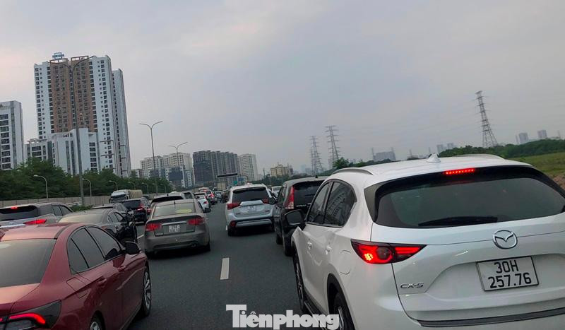 Phương tiện nối đuôi nhau di chuyển chậm về nội thành.