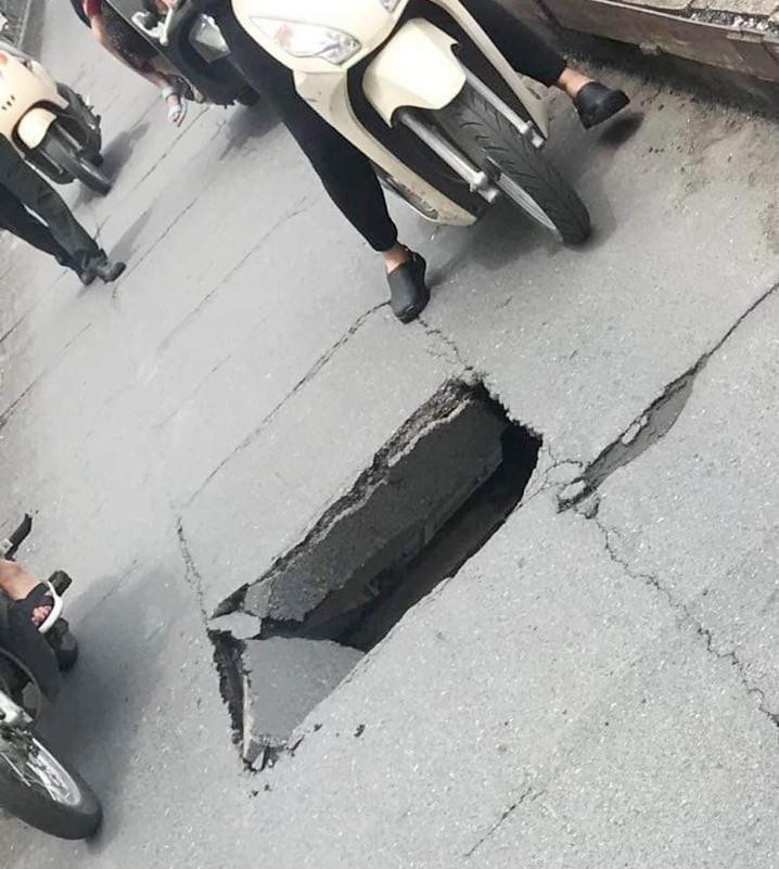 Vị trí mặt cầu Long Biên bị thủng trưa qua.