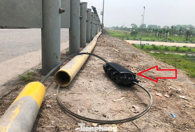 Là đường truyền dẫn chính, có nhiệm vụ đảm bảo cho toàn bộ vận hành, trong đó có thu phí nhưng cáp quang trên tuyến cao tốc Hà Nội - Hải Phòng đoạn qua xã Đa Tốn, huyện Gia Lâm đang phải đi nổi khác với thiết kế. Thực tế này đang đặt sự vận hành trên cả tuyến đường vào sự rủi ro, tê liệt giao thông có thể xảy ra bất kỳ lúc nào.
