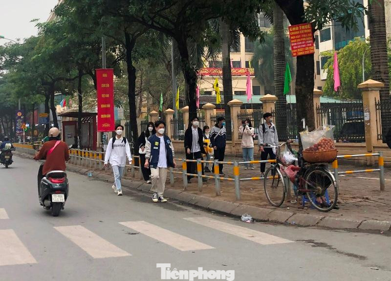 Trên đường Hồ Tùng Mậu do nhiều học sinh, sinh viên khó tiếp cận vỉa hè, đành đi dưới lòng đường.