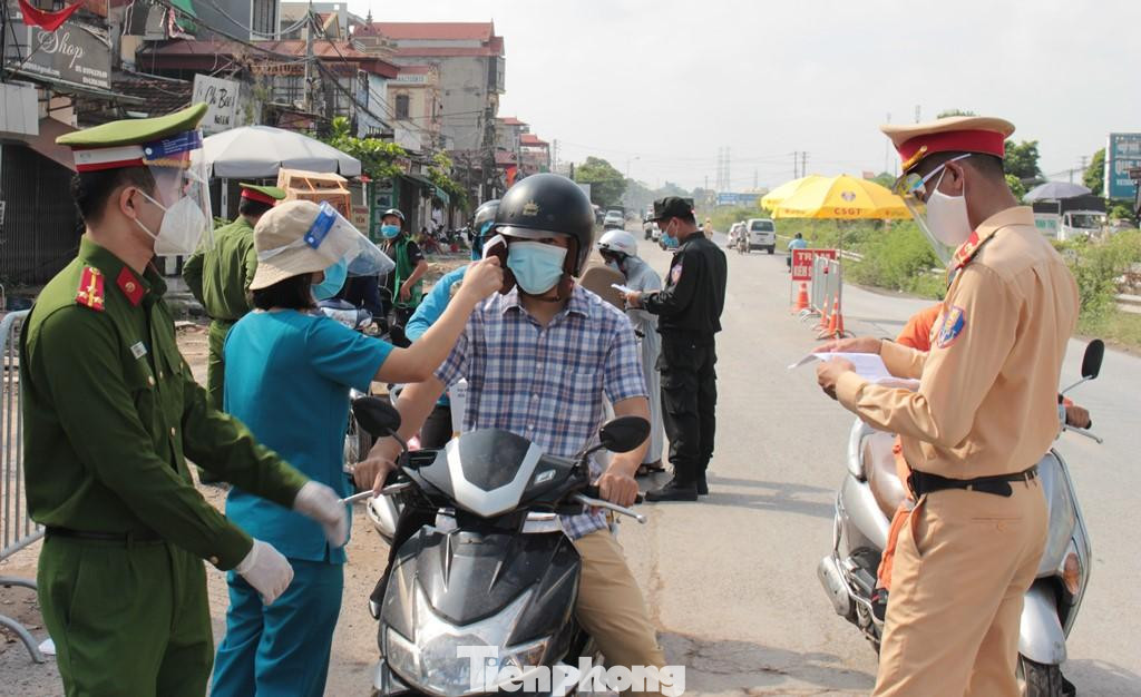 CSGT và Công an trật tự làm nhiệm vụ, kiểm tra giấy tờ người tham gia giao thông trên đường. Ảnh: Trọng Đảng