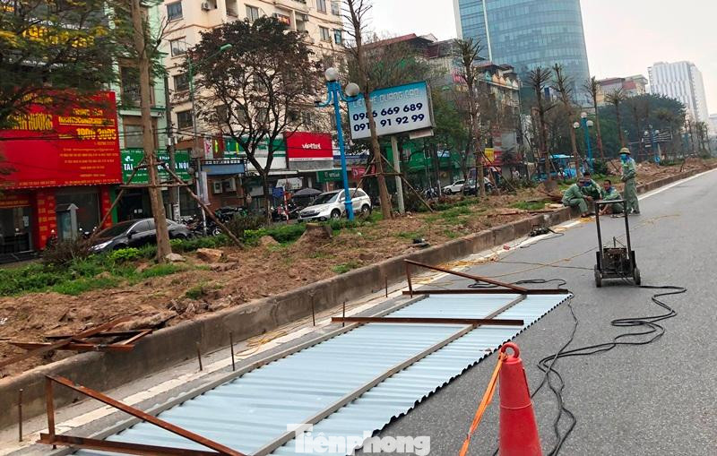 Hiện còn nhiều đoạn đơn vị thi công mới bắt đầu dựng hàng rào để xén dải phân cách mở rộng lòng đường.