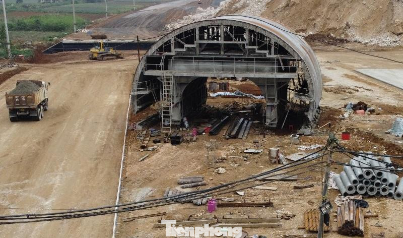 Bãi đúc vỏ được đơn vị thi công và nhà thầu bố trí ngay cạnh công trường khoan hầm Tam Điệp. Bãi đúc vỏ được đơn vị thi công và nhà thầu bố trí ngay cạnh công trường khoan hầm Tam Điệp.