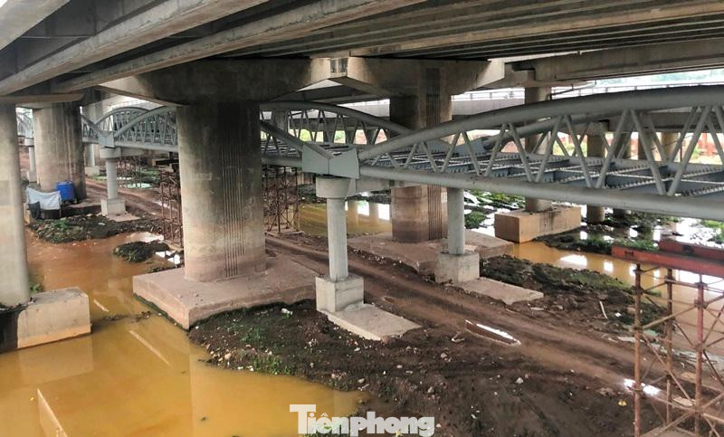 Mặc dù bị chậm tiến độ nhiều tháng nhưng hiện nay, việc thi công cầu vòm thép dành cho xe máy tại dự án cầu cạn Vành đai 3 vượt hồ Linh Đàm Hoàng Mai sau Tết vẫn chưa diễn ra, công trường đang vắng bóng công nhân thi công.