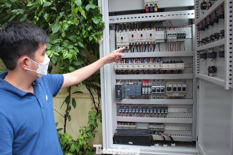 Hệ thống tủ điều khiển vận hành hầm chứa nước, trong đó có hệ thống điều khiển hoạt động của 3 máy bơm được đặt nổi trên vỉa hè phố Nguyễn Khuyến.