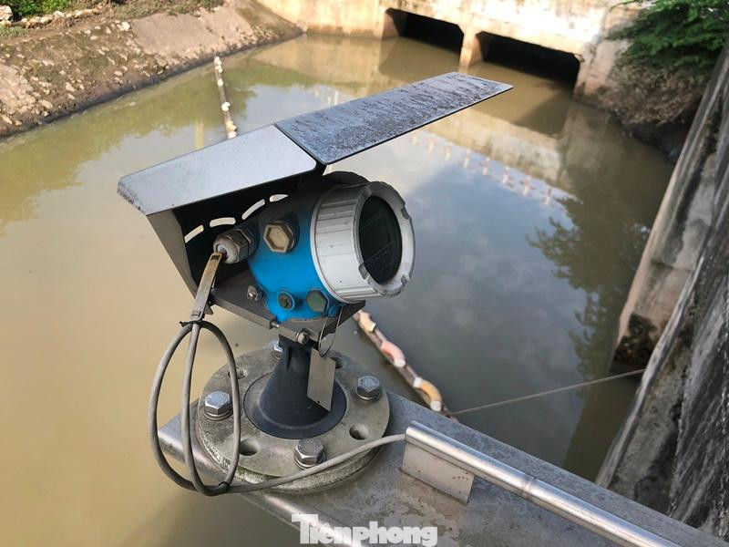 Hệ thống đo đạc mực nước trước và sau bể bơm, nếu phát hiện độ chênh lệch cao trên hệ thống giám sát, nhân viên tại trạm bơm sẽ vận hành các máy bơm để bơm nước ra sông.