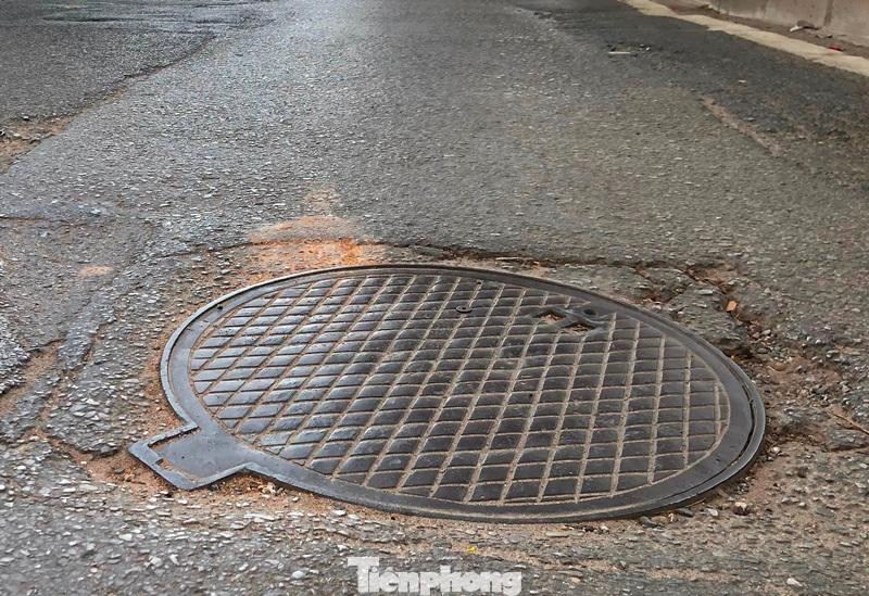 Trục đường từ Ngã Tư Sở - đi Hà Đông từng có dự án hoàn trả mặt đường sau khi thi công xong dự án đường sắt đô thị Cát Linh - Hà Đông, tuy nhiên hiện nắp hố ga, nắp cống thoát nước và nắp hộp cáp quang... tại nhiều vị trí đang thấp hơn mặt đường, tạo nên sự không bằng phẳng để đảm bảo giao thông.