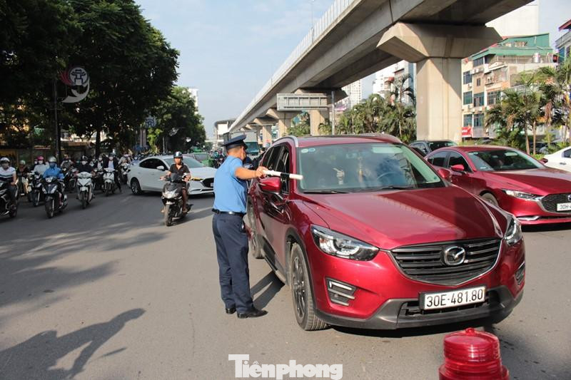 Khi đến một số ngã ba, ngã tư lái xe muốn rẽ phải theo nhu cầu, nhưng gặp dải phân cách hoặc được Thanh tra hướng dẫn, tuyên truyền chủ xe đi qua dải phân cách để đến điểm rẽ.