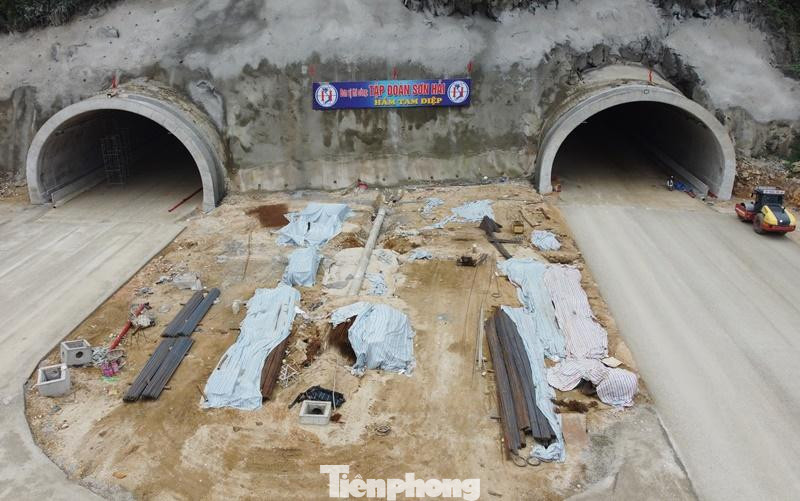 Đến nay, sau hơn 1 năm thi công theo hình thức nổ mìn, khoan núi... đơn vị thi công dự án đã hoàn thành hai ống hầm chạy song song qua núi với tên gọi là hầm Tam Điệp. Đến nay, sau hơn 1 năm thi công theo hình thức nổ mìn, khoan núi... đơn vị thi công dự án đã hoàn thành hai ống hầm chạy song song qua núi với tên gọi là hầm Tam Điệp.