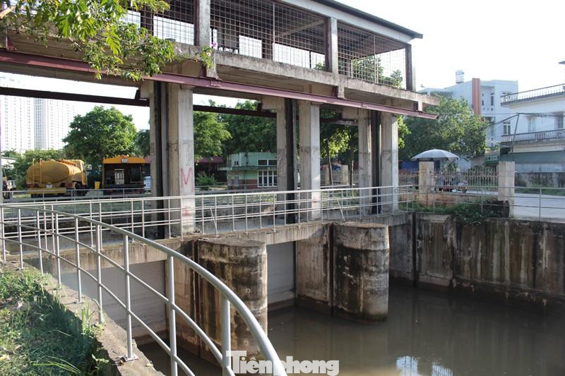 Khi chưa được đầu tư, hệ thống thoát nước khu vực phía Tây Hà Nội chủ yếu là qua các đập thủy lợi, nước tự chảy tự nhiên. Khi được đầu tư các trạm bơm, nước sông Nhuệ lên cao, đập thủy lợi đóng lại, hệ thống trạm bơm bơm nước ra sông Nhuệ sẽ vận hành.