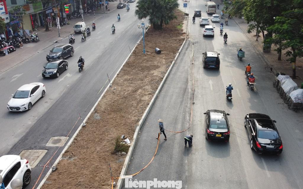 Với những đoạn đã hoàn thiện xong, công nhân từng bước dỡ rào, dây cảnh báo công trường để phương tiện lưu thông. Ban Duy tu, Sở GTVT Hà Nội cho biết, Ban và các đơn vị thi công đang cố gắng hoàn thành kế hoạch dỡ toàn bộ rào thi công trên đường Hoàng Quốc Việt trước đúng ngày nghỉ lễ 30/4, phục vụ giao thông đi lại thuận tiện.