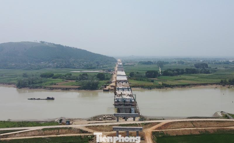 Toàn cảnh cầu cao tốc vượt sông Chu và ngọn núi Đọ phía bên trái cầu. Toàn cảnh cầu cao tốc vượt sông Chu và ngọn núi Đọ phía bên trái cầu.