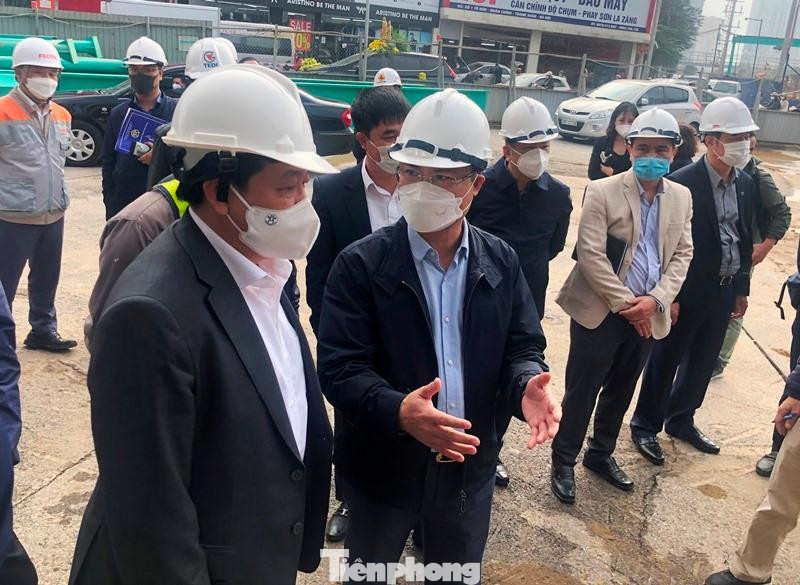 Tại công trường dự án, ông Nguyễn Chí Cường - Giám đốc Ban Giao thông (áo đen, thứ 2 từ trái sang) đã báo cáo tiến độ dự án, cho biết: Ban Giao thông khởi công tháng 10/2020, đến nay sau hơn 1 năm thi công, trong đó có việc giải phóng mặt bằng và di chuyển công trình ngầm nổi, đến nay dự án đã bắt đầu thi công gói thầu chính - đào hầm chui vượt Vành đai 3. Theo tiến độ, dự án sẽ hoàn thành trong năm 2022. Tại công trường dự án, ông Nguyễn Chí Cường - Giám đốc Ban Giao thông (áo đen, thứ 2 từ trái sang) đã báo cáo tiến độ dự án, cho biết: Ban Giao thông khởi công tháng 10/2020, đến nay sau hơn 1 năm thi công, trong đó có việc giải phóng mặt bằng và di chuyển công trình ngầm nổi, đến nay dự án đã bắt đầu thi công gói thầu chính - đào hầm chui vượt Vành đai 3. Theo tiến độ, dự án sẽ hoàn thành trong năm 2022.
