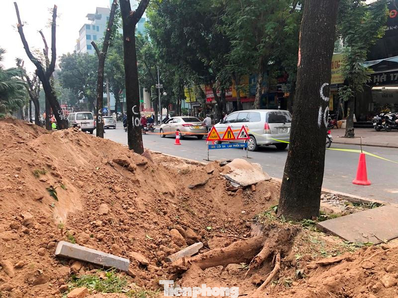 Tình trạng công trường thi công trên đường, vỉa hè ảnh hưởng đến giao thông đi lại vẫn “nghỉ Tết” cũng đang xảy ra với tuyến đường BT Nguyễn Xiển - Xa La, thi công đường ống thu gom nước tại dự án xử lý nước thải Yên Xá, cải tạo đường Hoàng Quốc Việt…