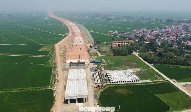 Đường cao tốc đoạn Ninh Bình - Thanh Hóa dẫn lên cầu cũng đang dần hình thành. Đường cao tốc đoạn Ninh Bình - Thanh Hóa dẫn lên cầu cũng đang dần hình thành.