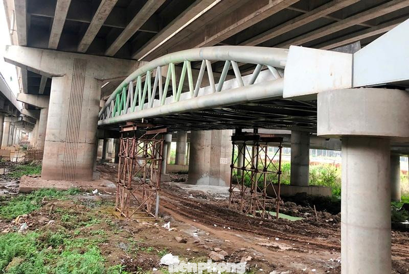 Bên trên cầu vòm thép là dầm cầu cạn Vành đai 3 trên cao, khi thông xe phương tiện xe máy đi qua đây gần như không bị ảnh hưởng bởi nắng mưa.