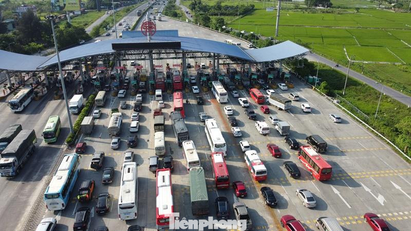 Tại trạm thu phí khu vực Thường Tín của tuyến cao tốc Pháp Vân - Ninh Bình, đại diện CSGT làm việc tại đây cho biết, lượng phương tiện đổ về đây tăng cao gấp đôi, gấp ba so với ngày thường. Tại trạm thu phí khu vực Thường Tín của tuyến cao tốc Pháp Vân - Ninh Bình, đại diện CSGT làm việc tại đây cho biết, lượng phương tiện đổ về đây tăng cao gấp đôi, gấp ba so với ngày thường.