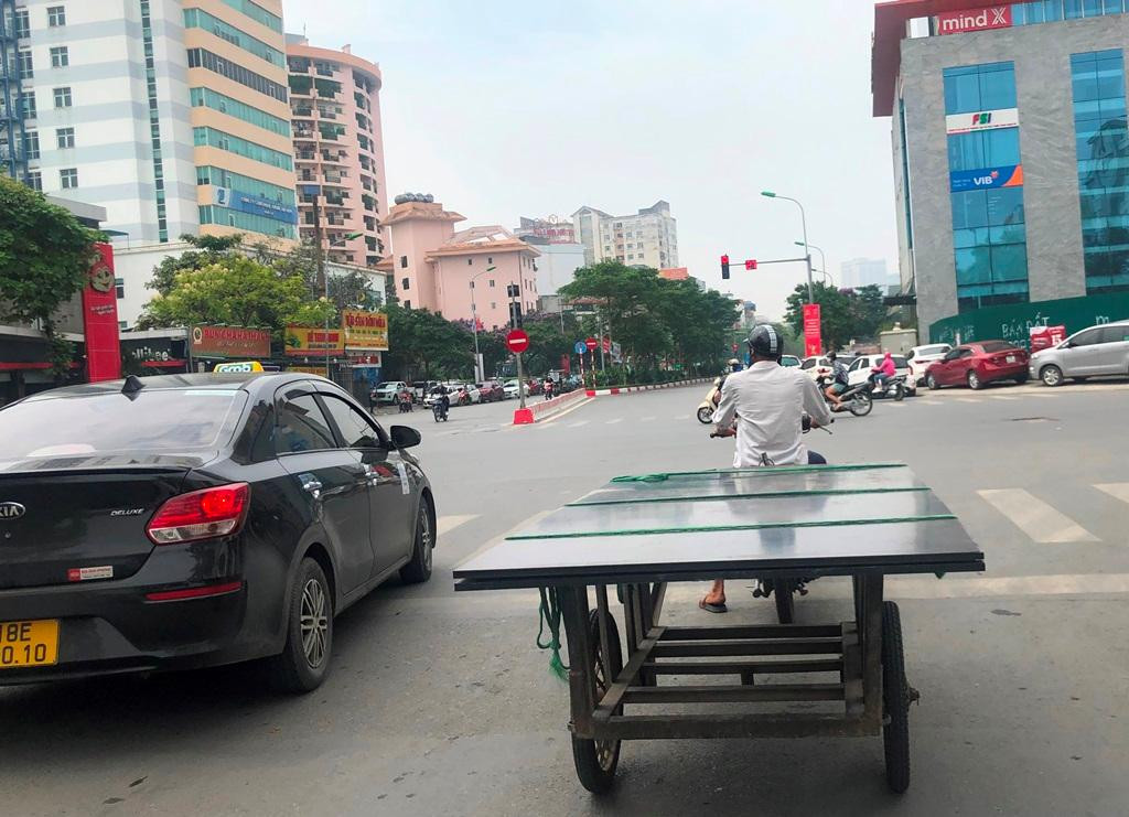Cùng với xe ba bánh, xe kéo, xe lôi tự chế cũng đang là nỗi ám ảnh với người đi đường ở Hà Nội.