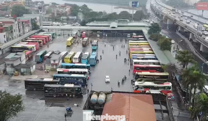 Xe khách tại bến xe Nước Ngầm sáng nay. Lãnh đạo bến xe cho biết: Lượng khách xuất bến tại bến xe Nước Ngầm sáng nay đạt 40% công suất bến.