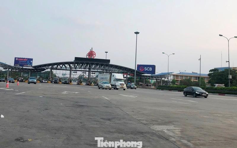 Trong khi đó, phía sau trạm thu phí, đường cao tốc dẫn vào trung tâm Hà Nội thì thông thoáng.