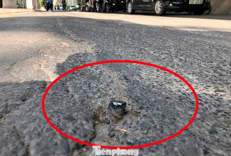 Đầu đinh nhọn dài khoảng 2cm nhô lên khỏi mặt đường Xuân Thủy đoạn qua ga trước Đại học Quốc gia.