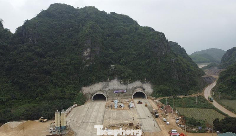 Để không phải “nắn” đường cao tốc khi chạy đến khu vực giáp ranh giữa Ninh Bình và Thanh Hoá, rút ngắn hành trình Hà Nội – QL45 (Thanh Hóa), dự án có hạng mục thi công khoan núi để làm 2 đường hầm trên cả hai chiều xe chạy. Vị trí thực hiện khoan hầm qua núi ở cửa phía Bắc là địa phận thành phố Tam Điệp, tỉnh Ninh Bình, cửa phía Nam là huyện Hà Trung, tỉnh Thanh Hóa. Để không phải “nắn” đường cao tốc khi chạy đến khu vực giáp ranh giữa Ninh Bình và Thanh Hoá, rút ngắn hành trình Hà Nội – QL45 (Thanh Hóa), dự án có hạng mục thi công khoan núi để làm 2 đường hầm trên cả hai chiều xe chạy. Vị trí thực hiện khoan hầm qua núi ở cửa phía Bắc là địa phận thành phố Tam Điệp, tỉnh Ninh Bình, cửa phía Nam là huyện Hà Trung, tỉnh Thanh Hóa.