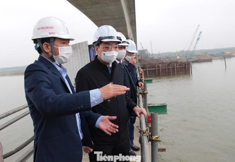 Tại công trường đổ trụ cầu T21, đại diện chủ đầu tư là Ban Quản lý dự án đầu tư xây dựng công trình giao thông (Ban Giao Thông) và các nhà thầu cho biết, cầu Vĩnh Tuy 2 được khởi công tháng 1/2021, sau 1 năm thi công hiện dự án đã có trên 80% trụ cầu đã được đổ, đường dẫn vượt bãi sông phần lớn đã được gác dầm; cầu có thời gian thi công 24 tháng với tổng mức đầu tư hơn 2.500 tỷ đồng, hiện công trình vẫn đang đáp ứng tiến độ yêu cầu.