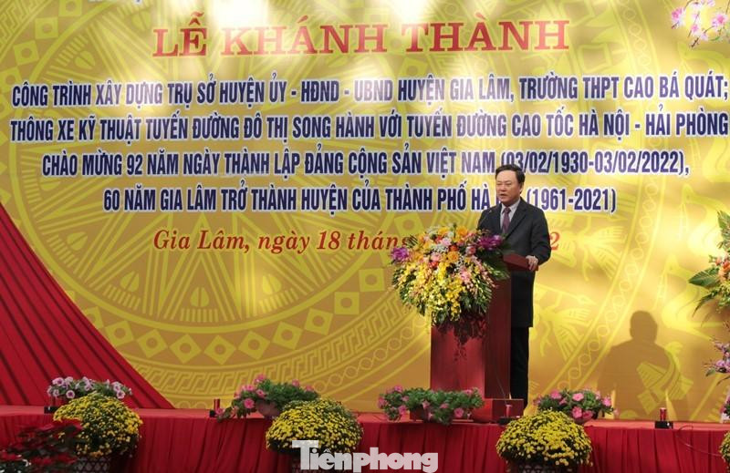 Bí thư huyện Gia Lâm Lê Anh Quân phát biểu tại lễ khánh thành trụ sở huyện ủy-HĐND-UBND huyện, trường THPT Cao Bá Quát và thông xe tuyến đường đô thị.