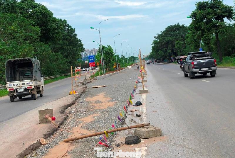 Tuy được yêu cầu thi công phải lập hàng rào an toàn, có người và thiết bị cảnh giới ngày đêm để đảm bảo giao thông, an toàn cho người, phương tiện đi lại nhưng dựng hàng rào và thi công tại đây rất sơ sài, cẩu thả.