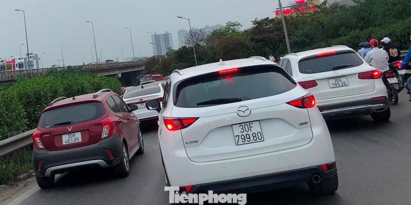 Ùn tắc tại nút giao Pháp Vân diễn ra cả đường bên dưới và đường trên cao trong chiều 10/4.