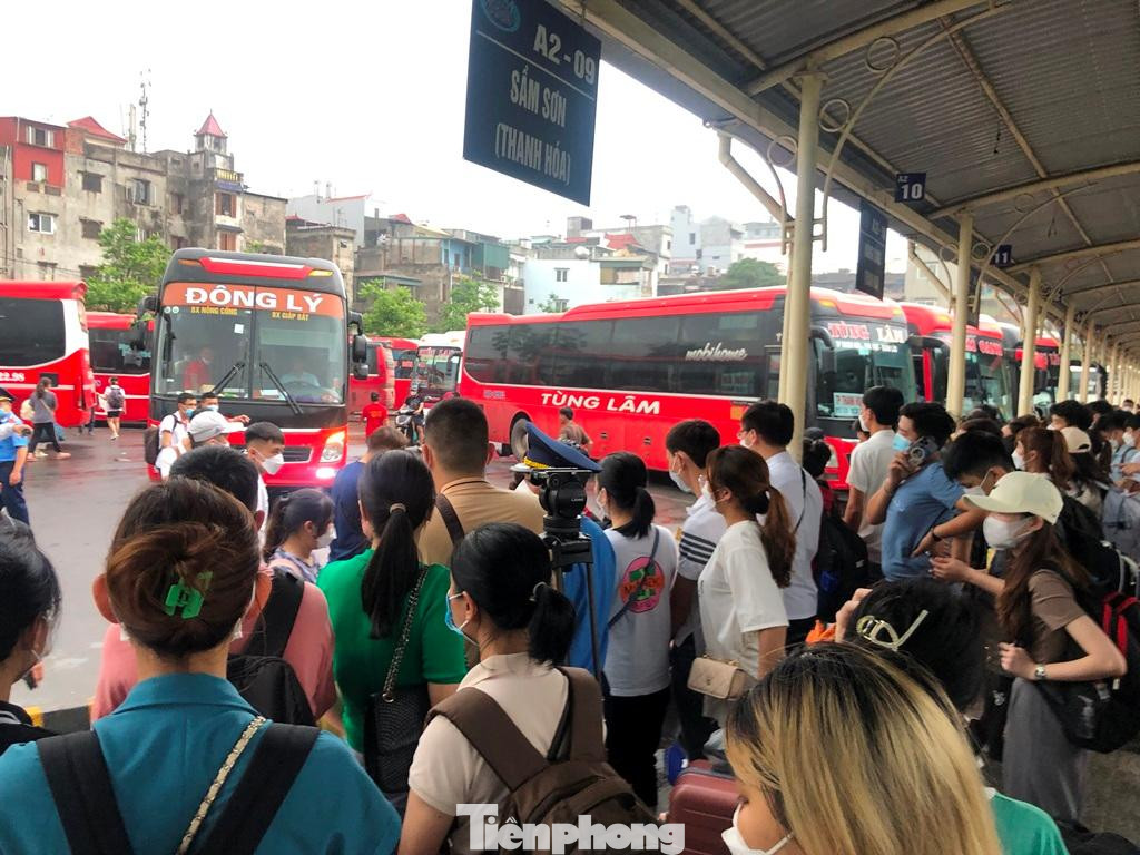 Xe khách BKS 36B-02347 của nhà xe Đông Lý xuất bến nhưng vẫn phải "bỏ lại" nhiều khách vì trên xe đã kín chỗ.