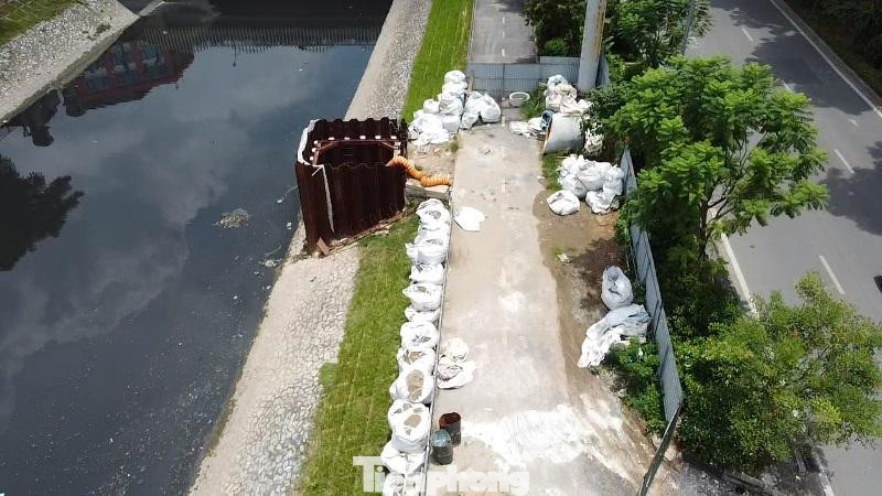 Lý giải về nguyên nhân rào đường đi bộ ven sông Tô Lịch để thi công, ông Trương Quốc Bảo - Giám đốc Ban Quản lý dự án Hệ thống xử lý nước thải Yên Xá (Ban Hạ tầng và nông nghiệp) cho biết, dự án đang thi công các giếng kỹ thuật trên dọc đường ống thu gom nước thải nằm dọc sông Tô Lịch về nhà máy xử lý.