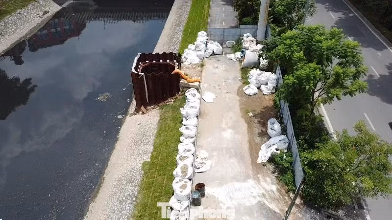 Lý giải về nguyên nhân rào đường đi bộ ven sông Tô Lịch để thi công, ông Trương Quốc Bảo - Giám đốc Ban Quản lý dự án Hệ thống xử lý nước thải Yên Xá (Ban Hạ tầng và nông nghiệp) cho biết, dự án đang thi công các giếng kỹ thuật trên dọc đường ống thu gom nước thải nằm dọc sông Tô Lịch về nhà máy xử lý.