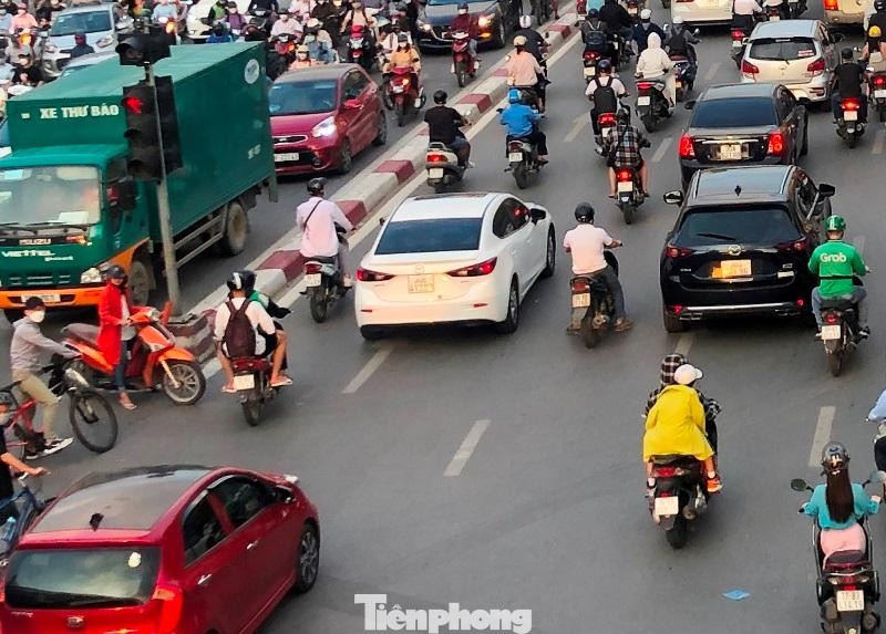 Chiều ngược lại Tây Sơn - Nguyễn Trãi nhiều xe máy cũng chặn đầu các dòng xe khác tại ngã tư Ngã Tư Sở để băng qua đường.