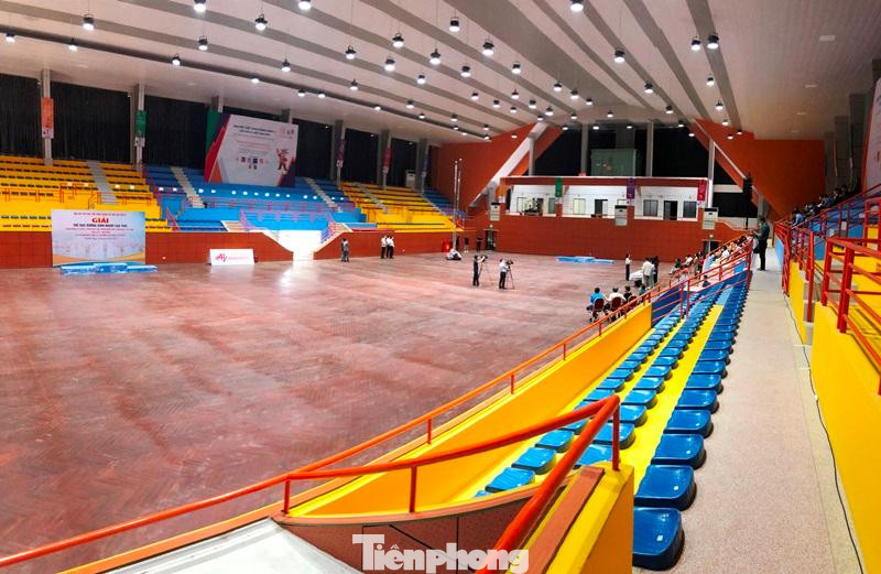 Toàn bộ sàn, ghế khán đài, hệ thống âm thanh, ánh sáng, điều hòa của nhà thi đấu được trang bị và nâng cấp theo tiêu chuẩn của Liên đoàn Thể thao Đông Nam Á. Toàn bộ sàn, ghế khán đài, hệ thống âm thanh, ánh sáng, điều hòa của nhà thi đấu được trang bị và nâng cấp theo tiêu chuẩn của Liên đoàn Thể thao Đông Nam Á.