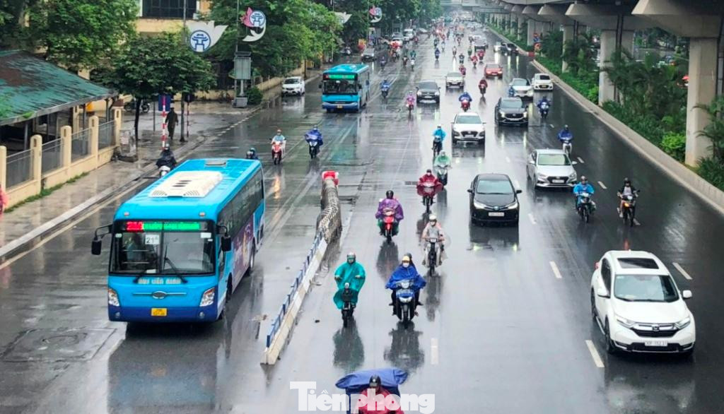 Tuy nhiên, cũng có nhiều phương tiện, đặc biệt là một số xe máy vẫn không thực hiện việc phân làn, tách riêng dòng xe, xe máy vẫn đi vào làn ô tô.