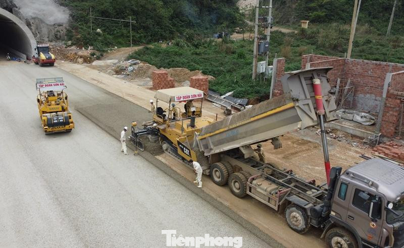 Trong 2 ngày qua, công việc thi công đang được nhà thầu tập trung thực là thảm mặt đường cao tốc dẫn vào hầm. Trong 2 ngày qua, công việc thi công đang được nhà thầu tập trung thực là thảm mặt đường cao tốc dẫn vào hầm.