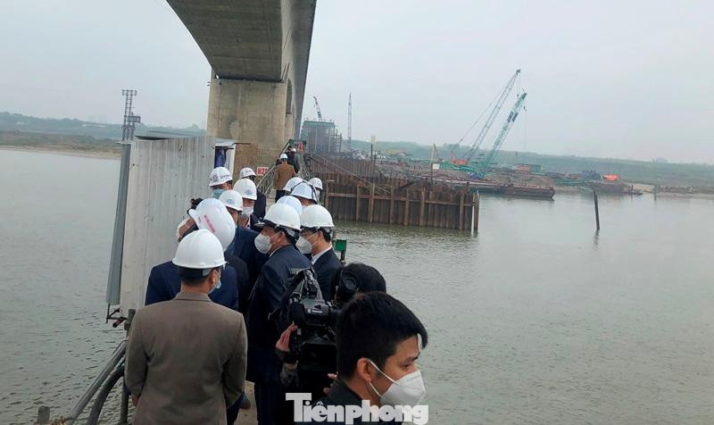 Tại công trường dự án, Chủ tịch UBND thành phố Hà Nội cho biết, cầu Vĩnh Tuy có vai trò quan trọng với giao thông Thủ đô và thi công trong điều kiện rất khó khăn, do vậy cùng với áp dụng các công nghệ cầu đường tiên tiến nhất, các đơn vị cố gắng đảm bảo tiến độ dự án và không để chậm.