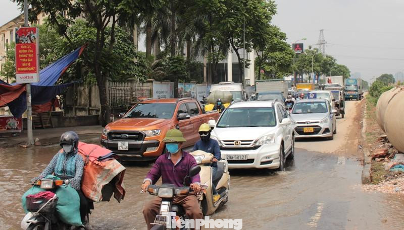 Ùn tắc kéo dài diễn ra tại khu vực ngập úng trong chiều 25/4