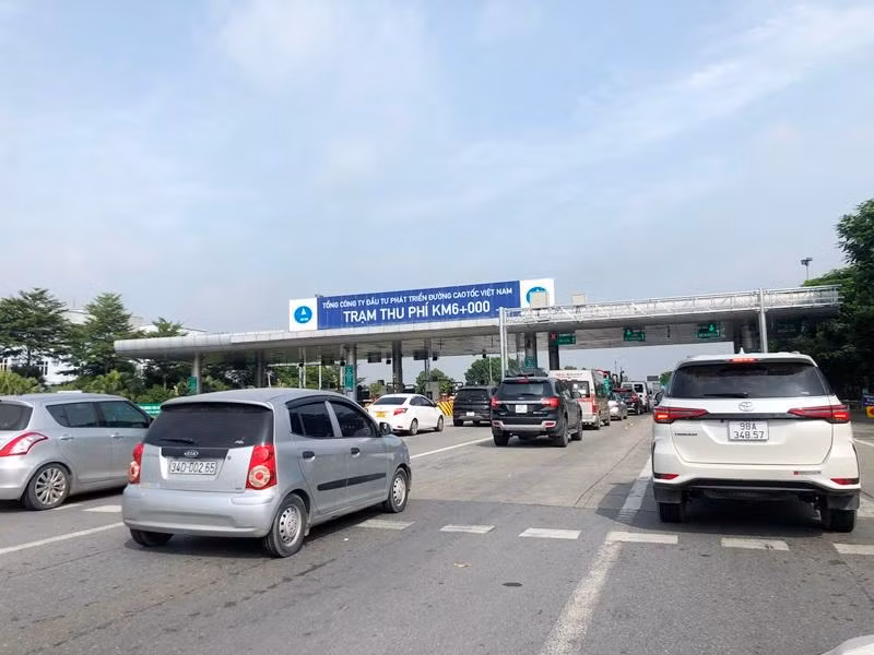 Xe chờ xe trạm thu phí KM6 cao tốc Nội Bài - Lào Cai trước ngày 1/8. Xe chờ xe trạm thu phí KM6 cao tốc Nội Bài - Lào Cai trước ngày 1/8.