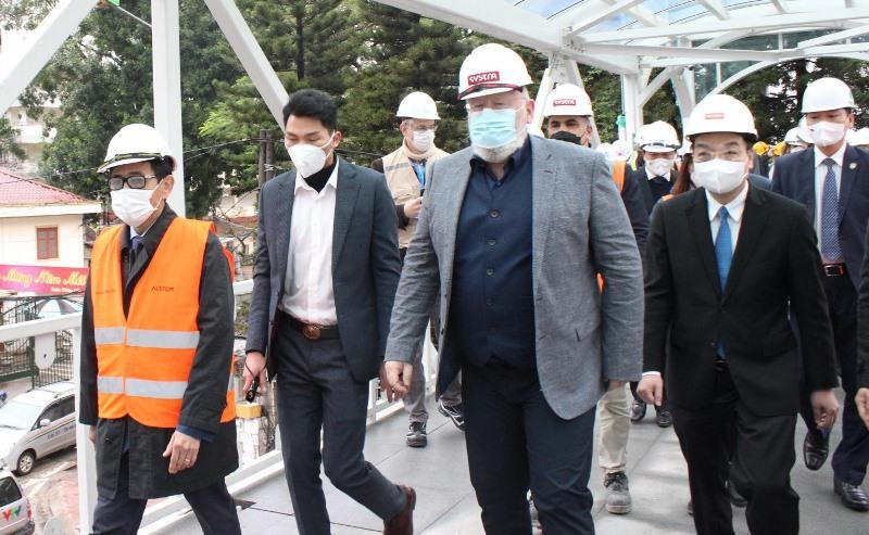 Chủ tịch UBND thành phố Hà Nội Chu Ngọc Anh (người bìa phải, hàng đầu) và đoàn công tác của Ủy ban châu Âu làm việc tại ga S8 - Cầu Giấy