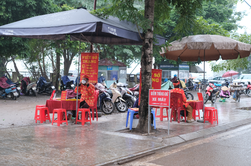 Giá gửi xe máy tại điểm trông giữ bên cạnh phủ Tây Hồ là 10.000 đồng/1 lượt (cao gấp 3 lần giá quy định).