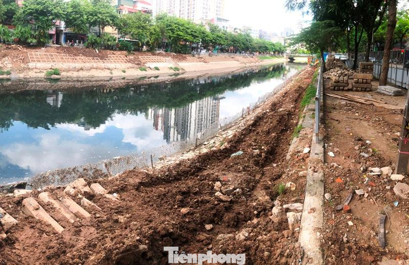Một đoạn vỉa hè và bờ kè sông Tô Lịch trên phố Vũ Tông Phan vừa bị đào xới để thi công dự án Hệ thống xử lý nước thải Yên Xá.