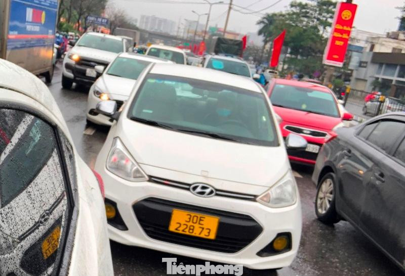 Ùn tắc kéo dài trên đường Giải Phóng - Ngọc Hồi đoạn qua nút giao Pháp Vân 10h sáng nay.