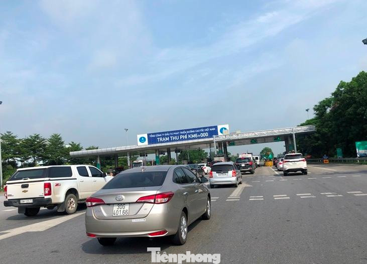 Xe lưu thông qua trạm thu phí đầu vào cao tốc Nội Bài - Lào Cai. Xe lưu thông qua trạm thu phí đầu vào cao tốc Nội Bài - Lào Cai.