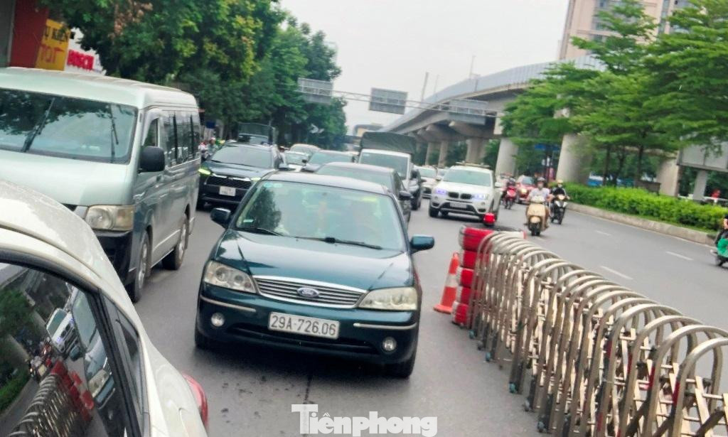 Thậm chí tại các đoạn bắt đầu hoặc kết thúc dải phân cách phân làn, các dòng xe ô tô tập trung đi vào làn của mình hoặc ra khỏi làn, đã gây xung đột cho các dòng xe đi thẳng. Trong ảnh, khi xe đi hết đường Nguyễn Trãi hướng Hà Đông - nội thành có nhu cầu rẽ sang đường Trường Chinh đã phải xếp hàng để đi vào làn xe máy bên phải, gây xung đột, ùn tắc trong ngày hôm qua và sáng sớm nay.