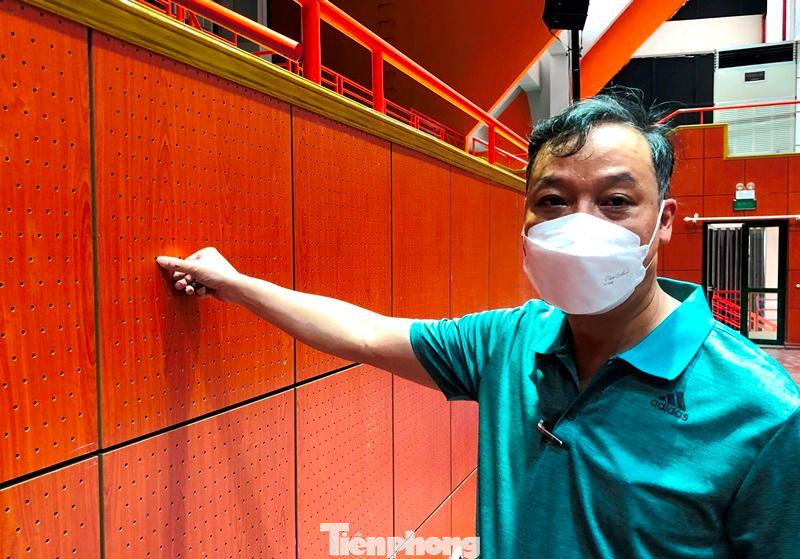 Ngoài ra để giảm tiếng ồn và không tạo những tiếng vang kéo dài, tường xung quanh sàn thi đấu được lát gỗ có các lỗ nhỏ. Ngoài ra để giảm tiếng ồn và không tạo những tiếng vang kéo dài, tường xung quanh sàn thi đấu được lát gỗ có các lỗ nhỏ.